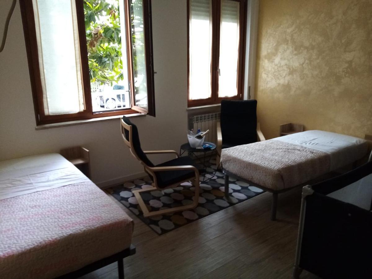 Emmanueli65 Fronte Clinica Per 5 Matrimoniale 2 Singoli 1 Divano Letto Piacenza Exterior foto