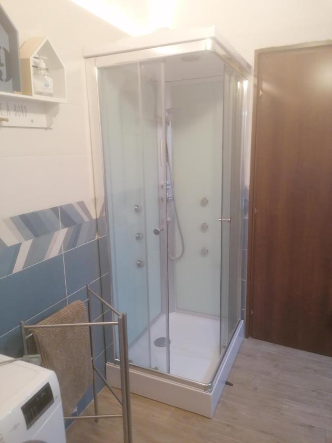 Emmanueli65 Fronte Clinica Per 5 Matrimoniale 2 Singoli 1 Divano Letto Piacenza Exterior foto