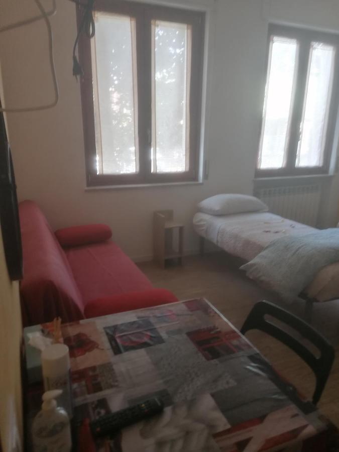 Emmanueli65 Fronte Clinica Per 5 Matrimoniale 2 Singoli 1 Divano Letto Piacenza Exterior foto