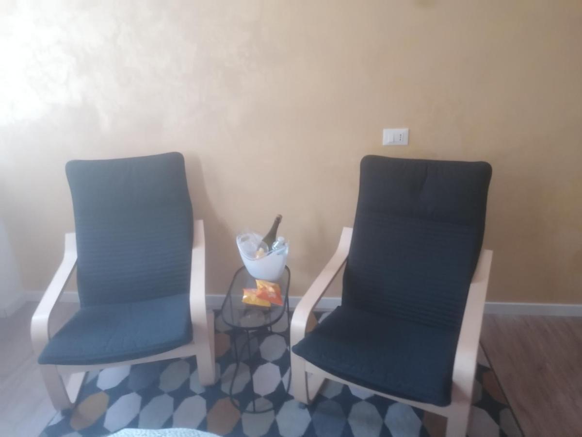 Emmanueli65 Fronte Clinica Per 5 Matrimoniale 2 Singoli 1 Divano Letto Piacenza Exterior foto